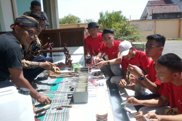 Penjamas keris asal Desa Bleboh Kecamatan Jiken Kabupaten Blora, Yanto (mengenakan blangkon) Blora- Di bulan Suro