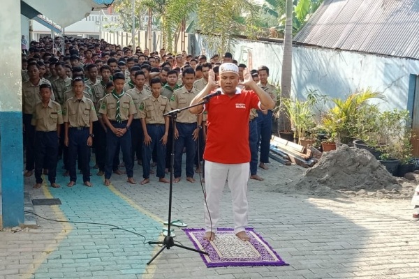 Siswa SMK Muhammadiyah 2 Blora melaksanakan sholat ghaib sebagai penghormatan terakhir untuk Presiden RI ketiga, BJ Habibie