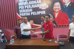 KAKAK BUPATI BLORA AMBIL FORMULIR BACABUP DI PDI PERJUANGAN