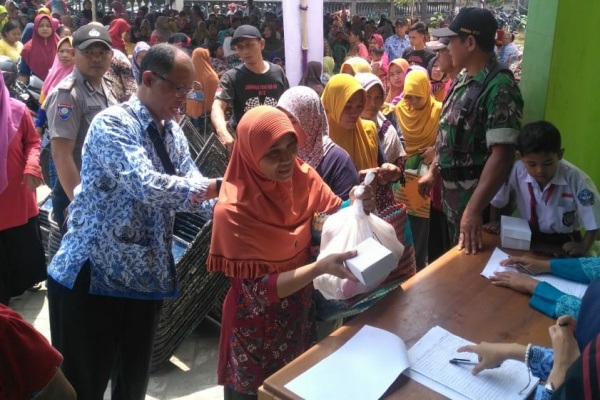 Pasar murah dalam rangka Bulan Bakti Peternakan di Desa Sidomulyo Kecamatan Banjarejo Kabupaten Blora