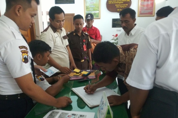 Seorang saksi menandatangani daftar hadir sebelum menjalani pemeriksaan di Kejari Blora