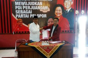 BAMBANG SUSILO SERAHKAN FORMULIR BACABUP KE PDI PERJUANGAN