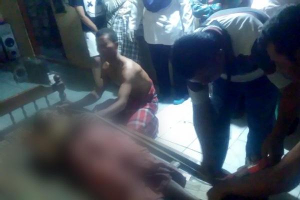 Petugas Polsek Kunduran Polres Blora memeriksa jenazah Sunardi (58) di lokasi kejadian, Desa Tawangrejo Kecamatan Kunduran Kabupaten Blora