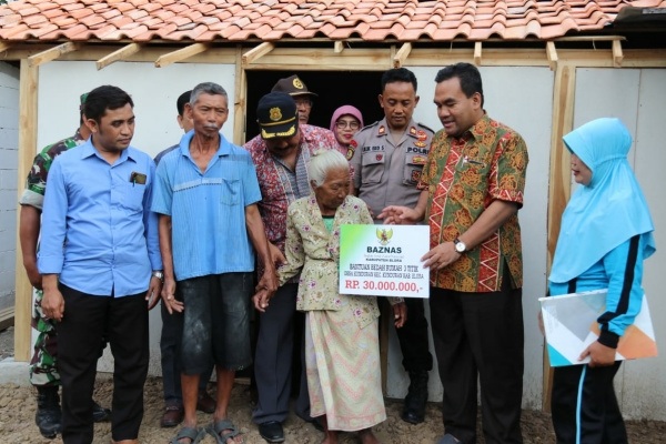 Wakil Bupati Blora, Arief Rohman menyerahkan bantuan bedah rumah senilai Rp 10 juta kepada warga miskin di Kelurahan Kunduran Kecamatan Kunduran, Blora