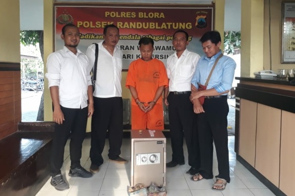 Tersangka kasus pencurian, Nur Efendi (23) diamankan di Mapolsek Randublatung Polres Blora bersama barang bukti kejahatan