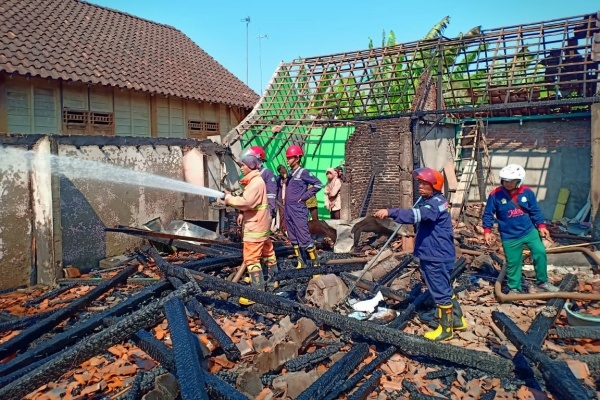 Puing-puing rumah Suparno (39) di Dusun Karangpace RT 09 RW 02 Kelurahan Randublatung Kecamatan Randublatung Kabupaten Blora
