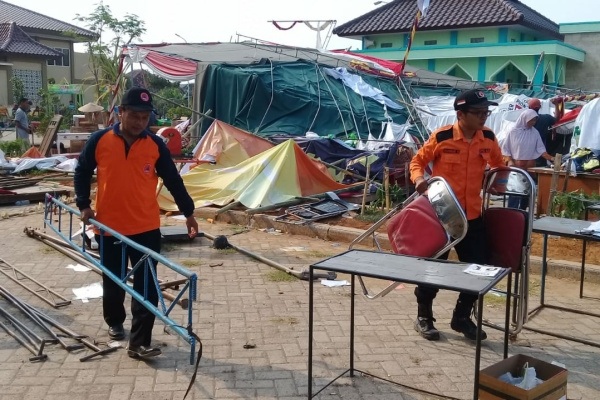 Petugas BPBD Blora membantu evakuasi pasca kejadian angin kencang di lokasi Agriculture Festival 2019