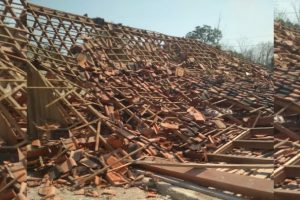 RUMAH ROBOH AKIBAT ANGIN KENCANG, 4 MOTOR RUSAK TERTIMPA ATAP