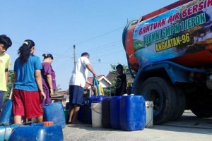PEDULI DESA TERDAMPAK KEMARAU, ALUMNI SMP 1 JEPON ’96 DISTRIBUSIKAN AIR BERSIH