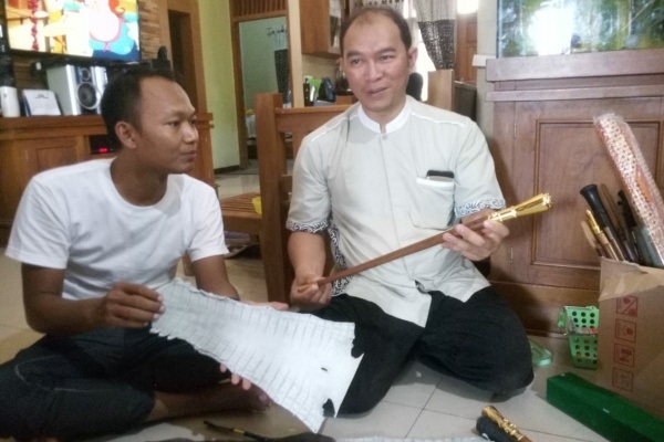 Pemilik Mustika Tantra Gallery Art, Edi Ekatantra menunjukkan tongkat komando hasil karyanya