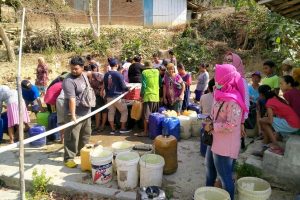 MENEMBUS HUTAN, ALUMNI SMP 5 BLORA DISTRIBUSIKAN AIR BERSIH KE SEMANGGI