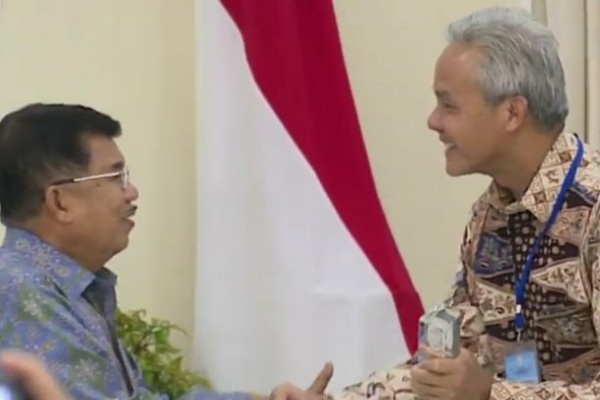 Gubernur Jawa Tengah Ganjar Pranowo menerima penghargaan Inovasi Pelayanan Publik di Istana Wakil Presiden RI di Jakarta