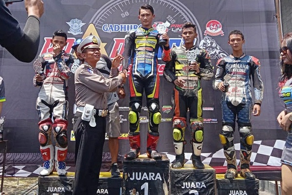 Laga Kusuma (tengah) menjuarai Gadhuro Road Race Blora 2019
