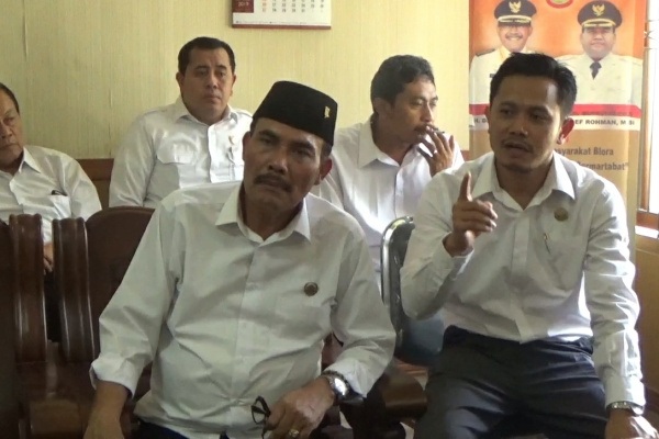 Ketua DPRD Blora, Dasum (berpeci) dalam konferensi pers pasca Rapat Paripurna