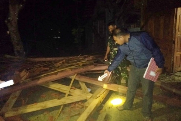 Petugas Polsek Jati Polres Blora di lokasi rumah terdampak terjangan angin kencang di Dusun Trembes Desa Doplang Kecamatan Jati Kabupaten Blora
