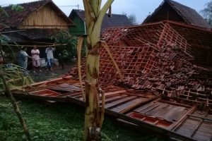 HUJAN LEBAT, DUA RUMAH DI TEMULUS RANDUBLATUNG ROBOH