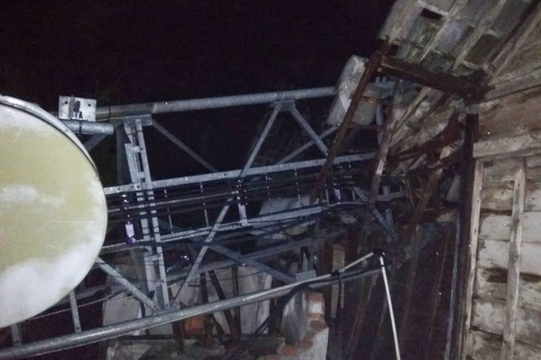 Tower komunikasi tumbang di Desa wado RT 01 RW 01 Kecamatan Kedungtuban Kabupaten Blora