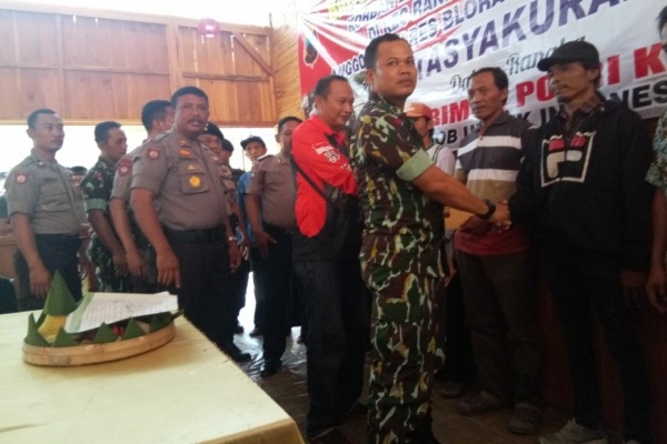 Eks Brimob Nusantara Polres Blora memberikan santunan kepada korban bencana puting beliung di Kecamatan Randublatung Kabupaten Blora