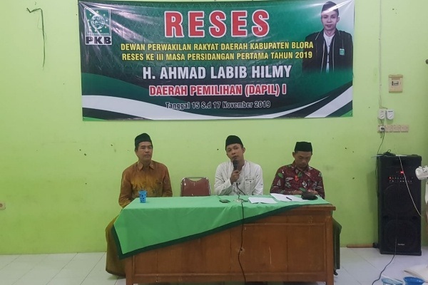 Reses anggota DPRD Blora dari PKB, Ahmad Labib Hilmy (tengah)