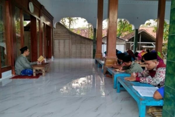 Kegiatan mengaji kitab kuning di sebuah pesantren di Kecamatan Banjarejo Kabupaten Blora