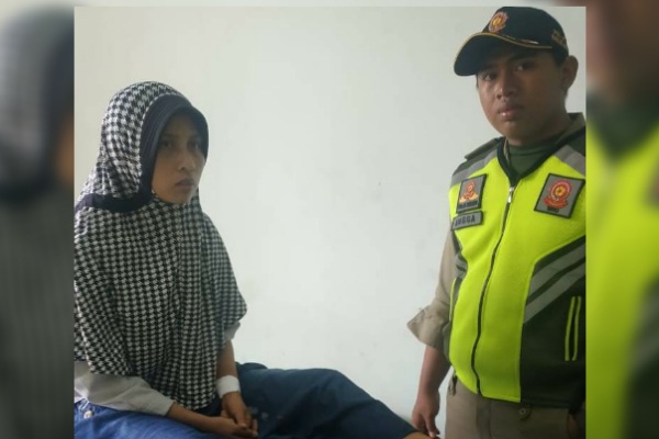 Perempuan tanpa identitas dibawa ke RSU Cepu dengan kondisi pergelangan tangan tersayat benda tajam