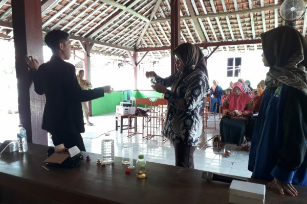 Pelatihan pembuatan parfum di Balai Desa Jegong Kecamatan Jati Kabupaten Blora