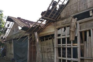 DITERJANG ANGIN KENCANG, 7 RUMAH RUSAK