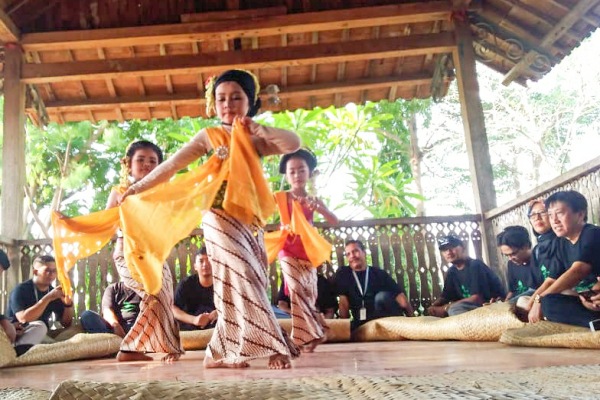 Penampilan Tari Gambyong oleh penari cilik di Omah Bucu Cethik Geni