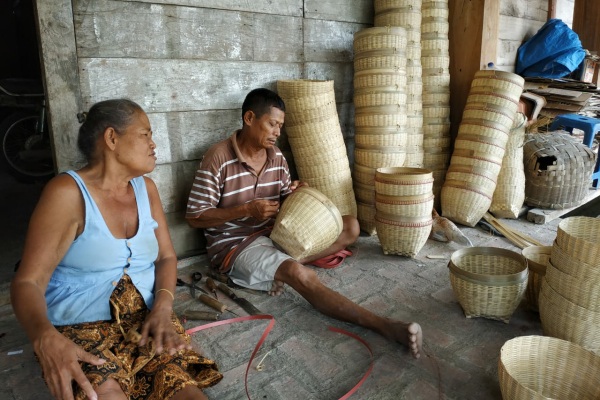 MELIHAT LEBIH DEKAT KERAJINAN  ANYAMAN  BAMBU  DI SUMURBOTO 