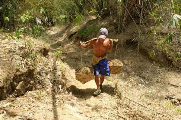 Pengumpul pasir kali, Pardi (30) saat bekerja di sungai wilayah Desa Sumurboto Kecamatan Jepon Kabupaten Blora