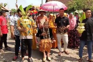 VIRAL! PENGANTIN DIARAK NAIK ANGKONG DAN DIIRINGI BARONGAN