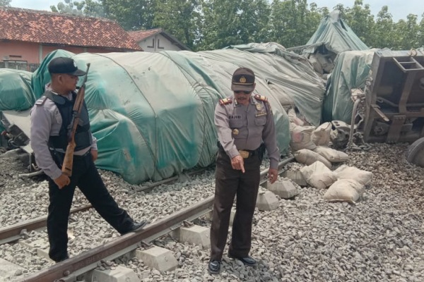 Kereta barang bermuatan semen terguling di dekat Stasiun Doplang, kawasan Desa Doplang Kecamatan Jati Kabupaten Blora