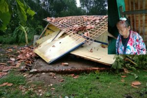 RUMAH ROBOH DITERJANG ANGIN KENCANG, SATU LANSIA ALAMI LUKA DI KEPALA