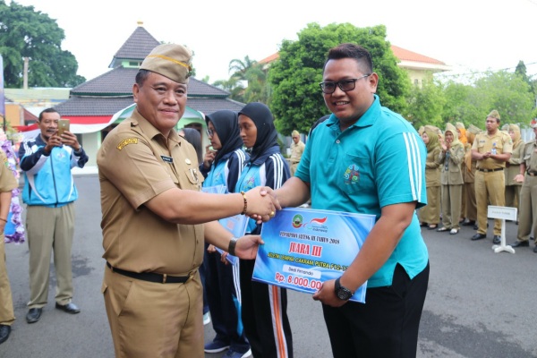 Penyerahan bonus kepada atlet dan pelatih dalam Peparprov Jateng 2018 di halaman kantor Setda Blora