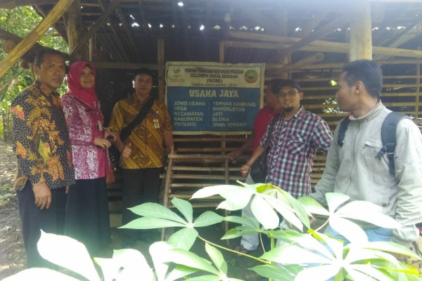 Pengecekan bantuan ternak kambing oleh petugas Dinsos P3A Blora, Dinsos Jateng, dan Kemensos RI di Desa Bangkleyan Kecamatan Jati, Kabupaten Blora