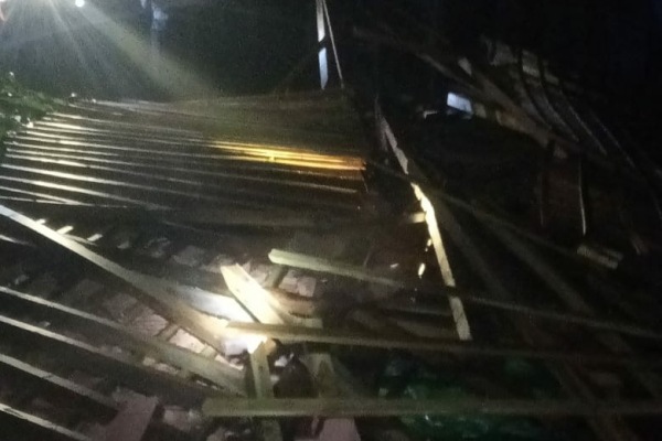 Rumah milik Suwarno (55), warga Dusun Kaliaren Desa Gempol Kecamatan Jati Kabupaten Blora luluh lantak diterjang angin kencang