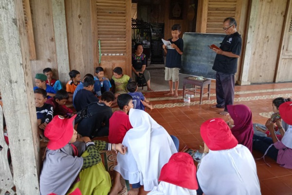 Kemah Literasi di Taman Baca dan Budaya Cethik Geni, Desa Kapuan Kecamatan Cepu Kabupaten Blora
