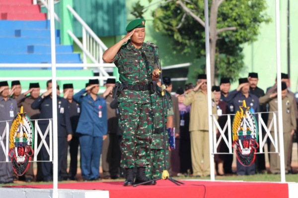 Dandim 0721/Blora Letkol Inf Ali Mahmudi dalam apel Peringatan Hari Bela Negara ke- 71 tingkat Kabupaten Blora di lapangan Kridosono