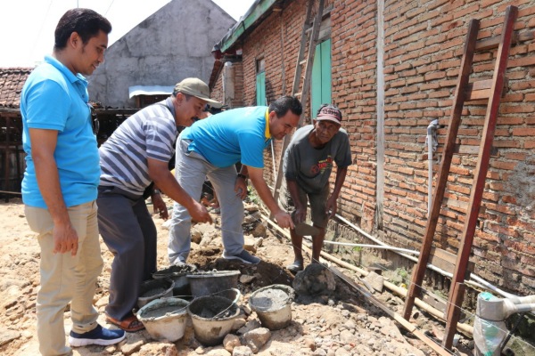 Sambatan membangun rumah milik Sumaryo (57) di Kelurahan Kunduran RT 09 RW 01 Kecamatan Kunduran Kabupaten Blora.