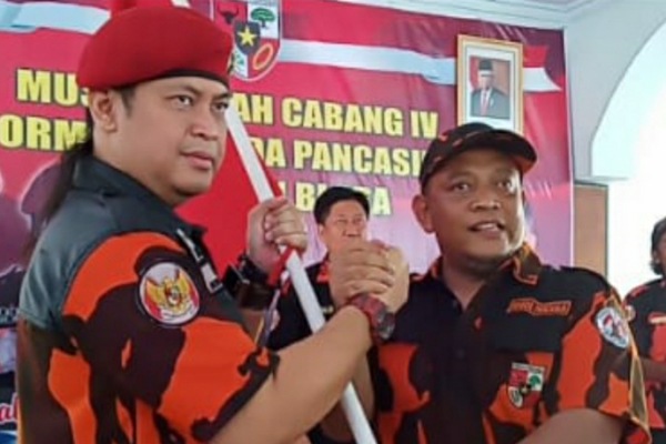 Ketua MPW Pemuda Pancasila Jawa Tengah Bambang Eko Purnomo bersama Ketua MPC Pemuda Pancasila Kabupaten Blora, Munaji