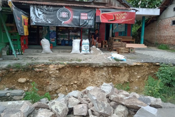 Pembangunan drainase yang tak kunjung tuntas membuat aktivitas warga Desa Ngampel Kecamatan Blora Kota Kabupaten Blora terganggu