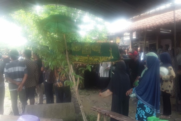 Jenazah korban lakalantas, Imam Dedy Wibowo dibawa menuju pemakaman