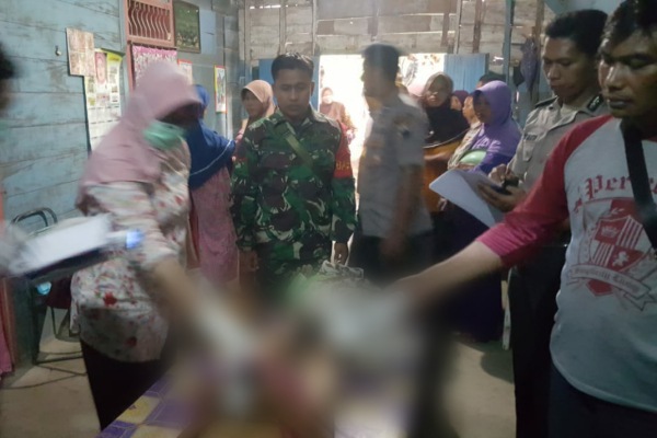 Petugas medis bersama tim Polsek Banjarejo Polres Blora melakukan pemeriksaan pada jenazah korban