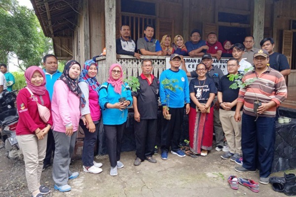 Foto bersama di Omah Bucu Cethik Geni sebelum aksi tanam pohon