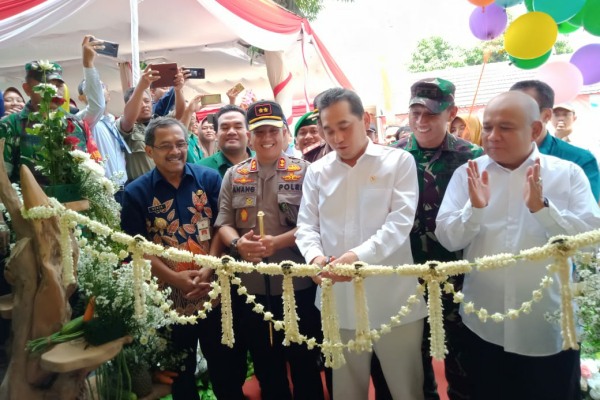 Menteri Perdagangan RI, Agus Suparmanto meresmikan Pasar Rakyat Banjarejo