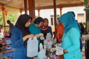 MAHASISWA KKN TEMATIK UNDIP CIPTAKAN HAND SANITIZER DARI DAUN KELOR