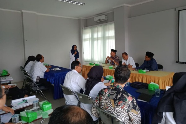 Kepala SMP Negeri 3 Jiken, ME Erna Yustianti (jilbab hitam)