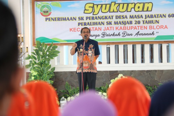 Bupati Djoko Nugroho dalam syukuran penerimaan SK Perangkat Desa se- Kecamatan Jati, di pendopo Kantor Kecamatan setempat