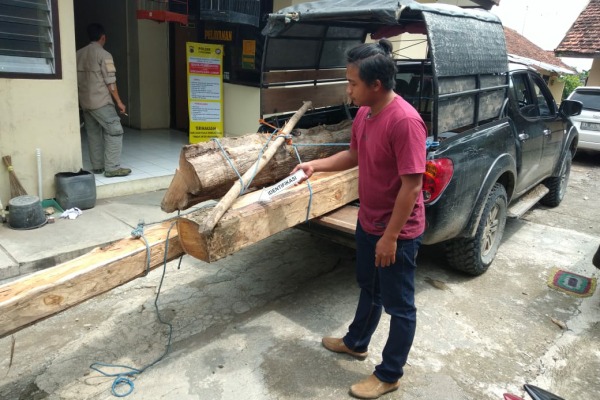 Barang bukti kayu tanpa surat sah diamankan di Mapolsek Kunduran Polres Blora