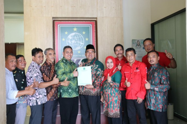 Pasangan calon Arief Rohman-Tri Yuli Setyowati menerima rekomendasi pencalonan didampingi pengurus DPC PKB Blora dan DPC PDI Perjuangan Blora di kantor DPP PKB